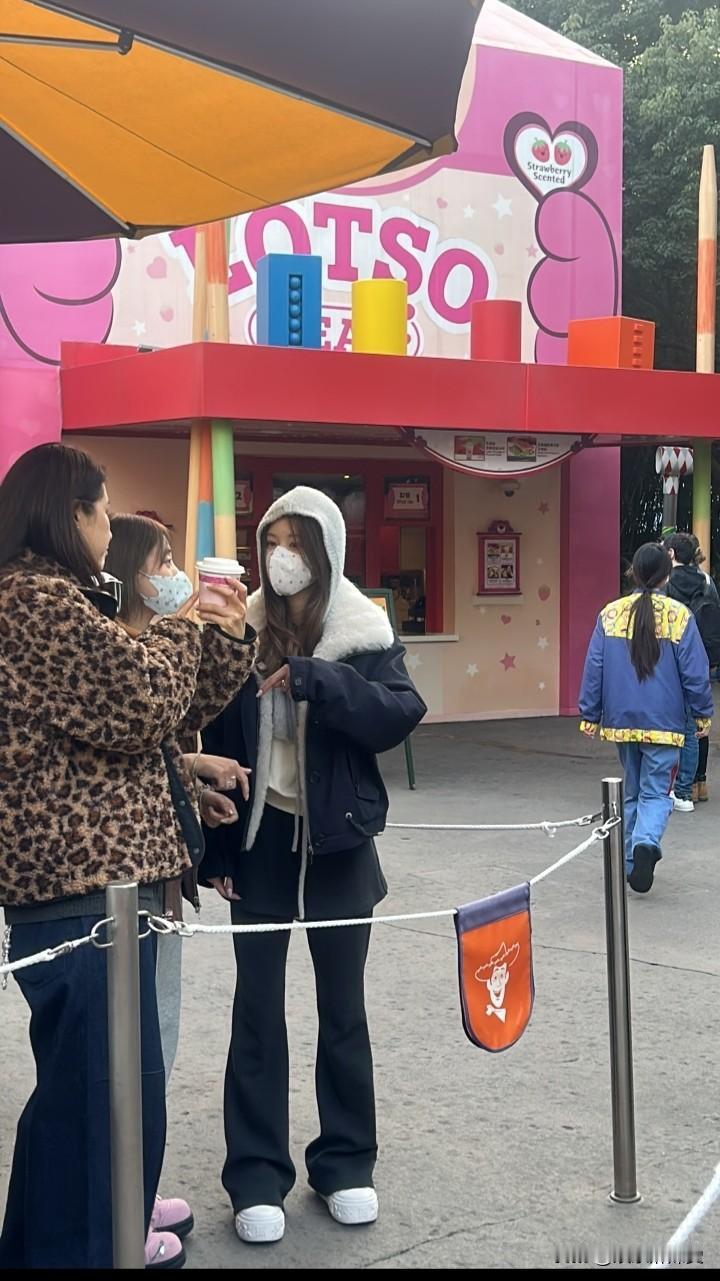 年近50岁女演员曾黎真的是27岁赵露思的“跟屁虫”，和赵露思总是形影不离，近日，