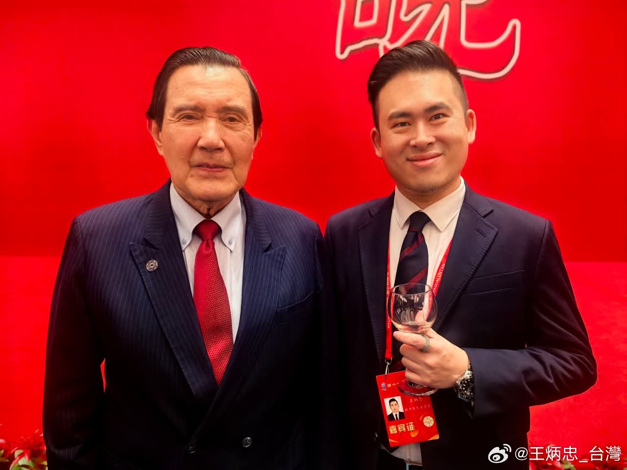 去年六月在厦门海峡论坛，现场近距离向马英九致意，就发现他反应迟缓，眼神呆滞，连行