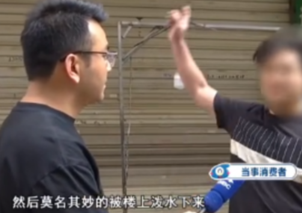 “活该不活该？”云南昆明，11个人半夜在楼下吃烧烤，突然一盆粪泼了下来！在座的所