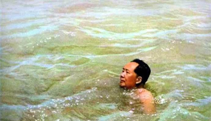 毛主席去北戴河游泳，在河里遇上一名渔夫，渔夫没认出他，以为他只是普通老者，便和他