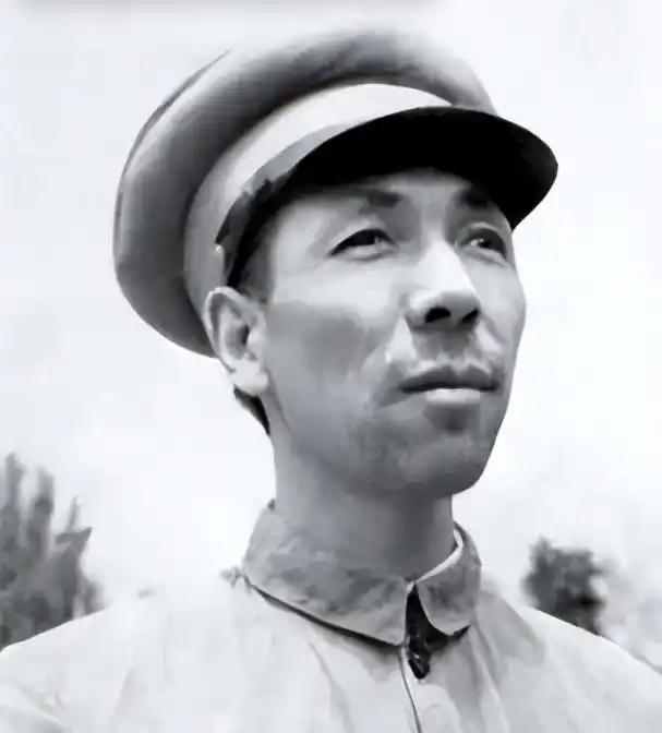 1948年西府战役，彭德怀差点死在马家军刀下。不是敌人太猛，是四纵司令王世泰没打