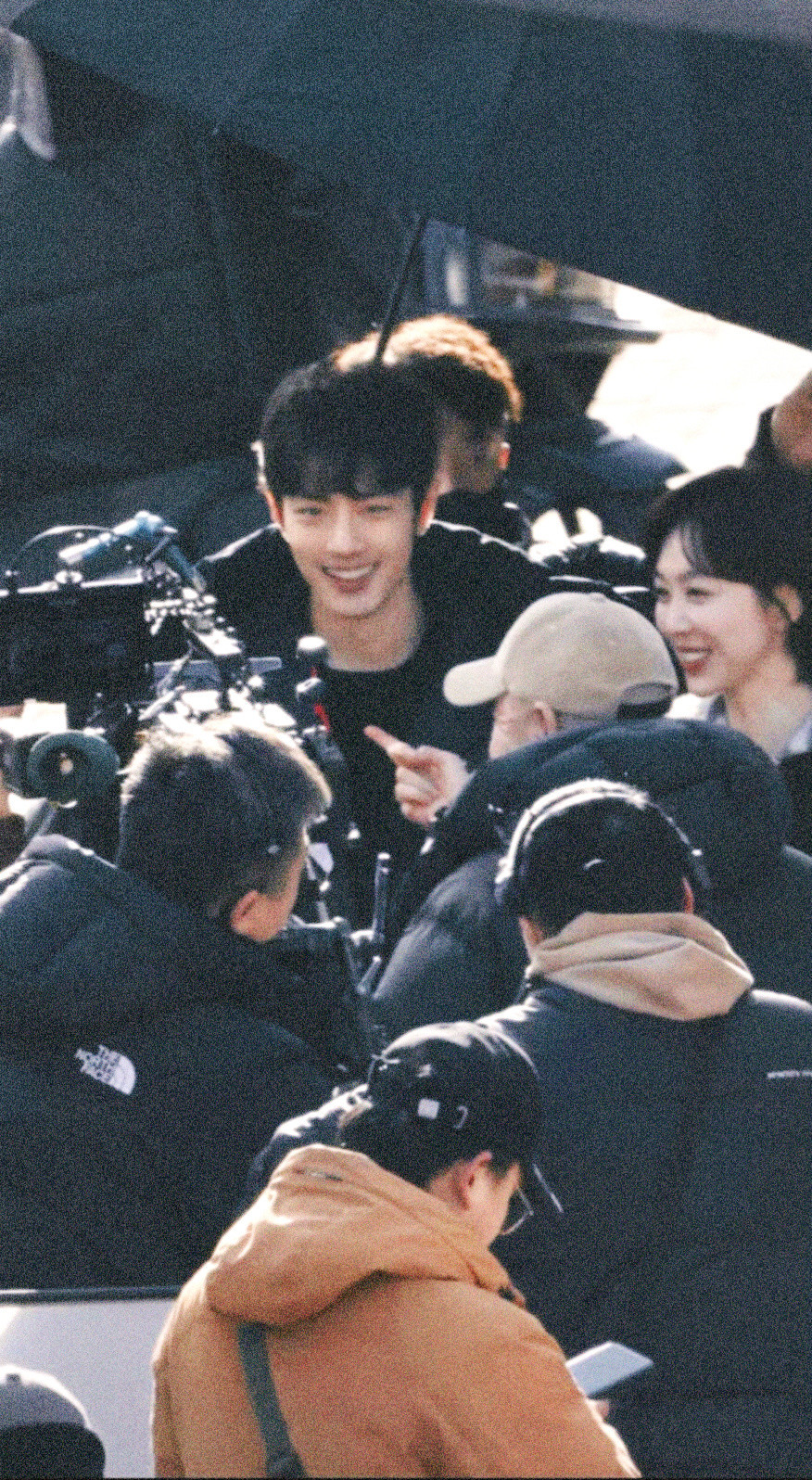 肖战超长款羽绒服没谁了，这也太帅了，《得闲谨制》路演第一站是来南京吗？