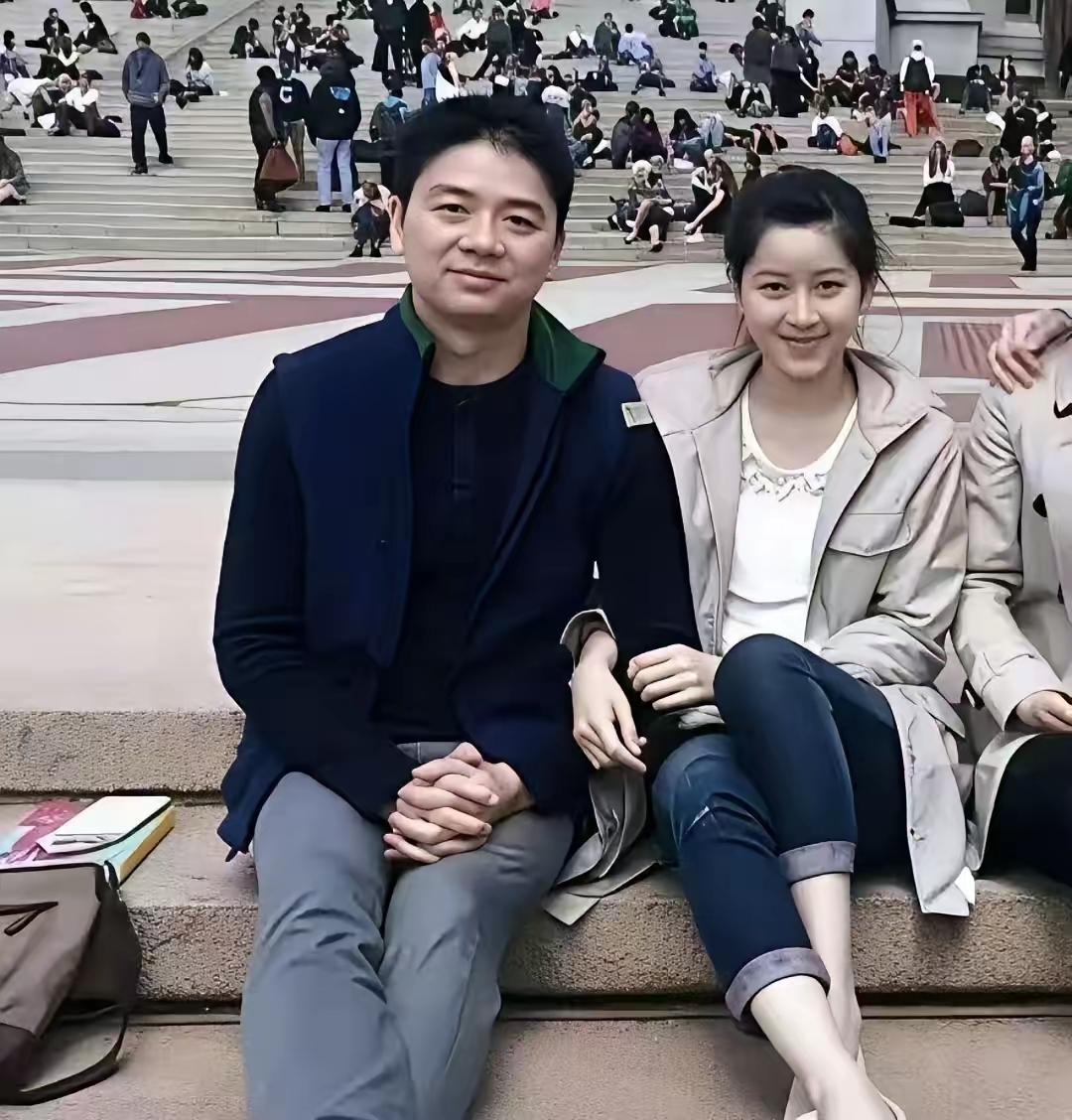 38岁的刘强东和18岁的章泽天，这身份与年龄的差距，在旧照里竟毫无违和感。一张广