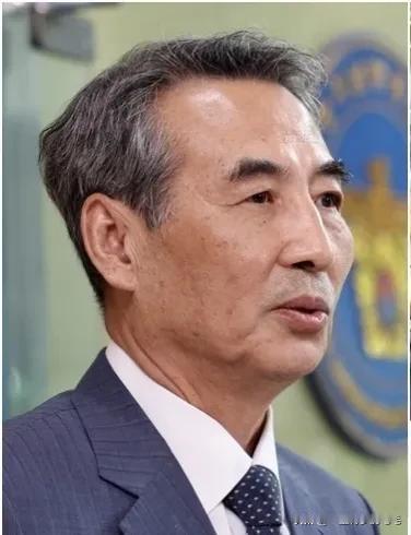 16日，韩国首尔中央地方法院签发了对金建希女士“管家”金礼成（48岁）的逮捕令。