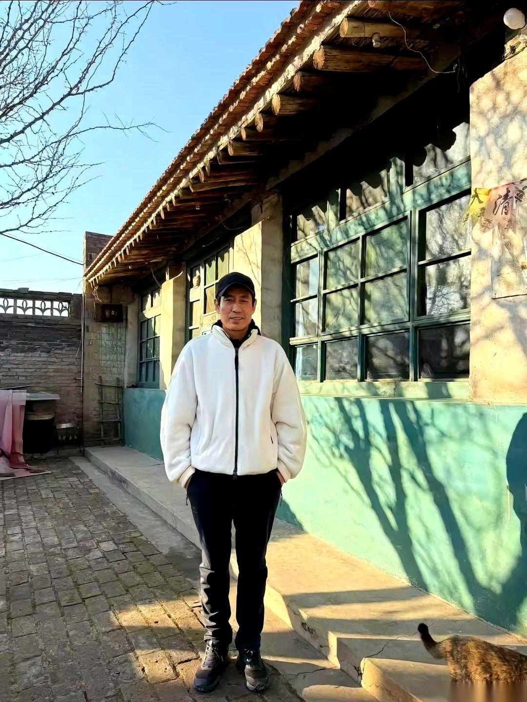 那扇掉漆的蓝绿木门，吱呀一响，推开的哪是门，是几十年的光阴。大明星成泰燊，就这