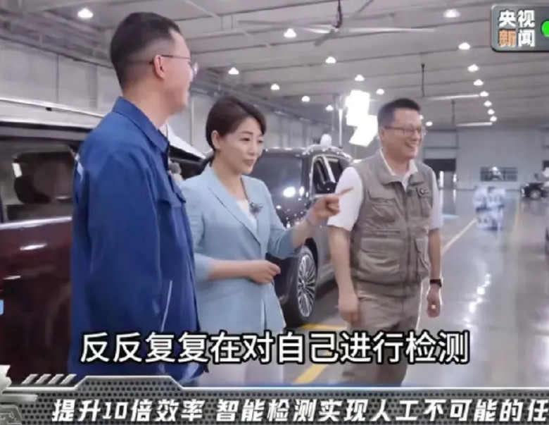 央视在问界工厂直播时，小艺现场展示自检的场景把央视美女主持人惊呆了，连连感慨说，