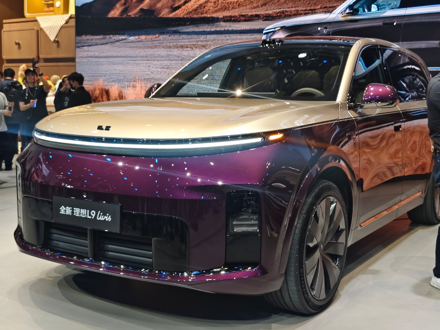 理想L9Livis的设计还是蛮好看的外观上来看，对比旧款有一定的进化，但还是一