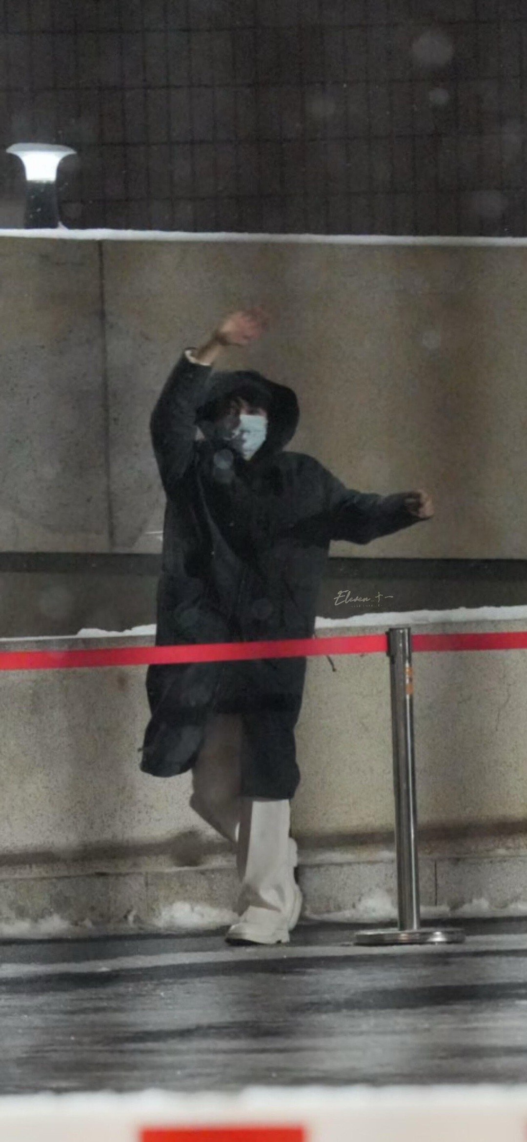 周深初雪路透是谁被周深的初雪路透甜晕了？元气满满打招呼，雪天和深深的适配度直接