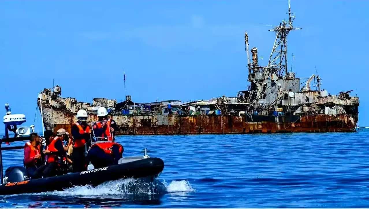 趴在仁爱礁9000多天的菲方破军舰，如今彻底拖不走！补给斗法越闹越丢脸，南海真实