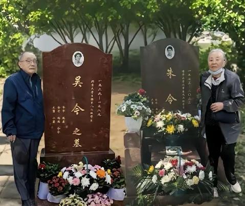 人生三大悲剧之一，莫过于老来丧子，朱令父母清明节给2个女儿扫墓。、两位天之骄女
