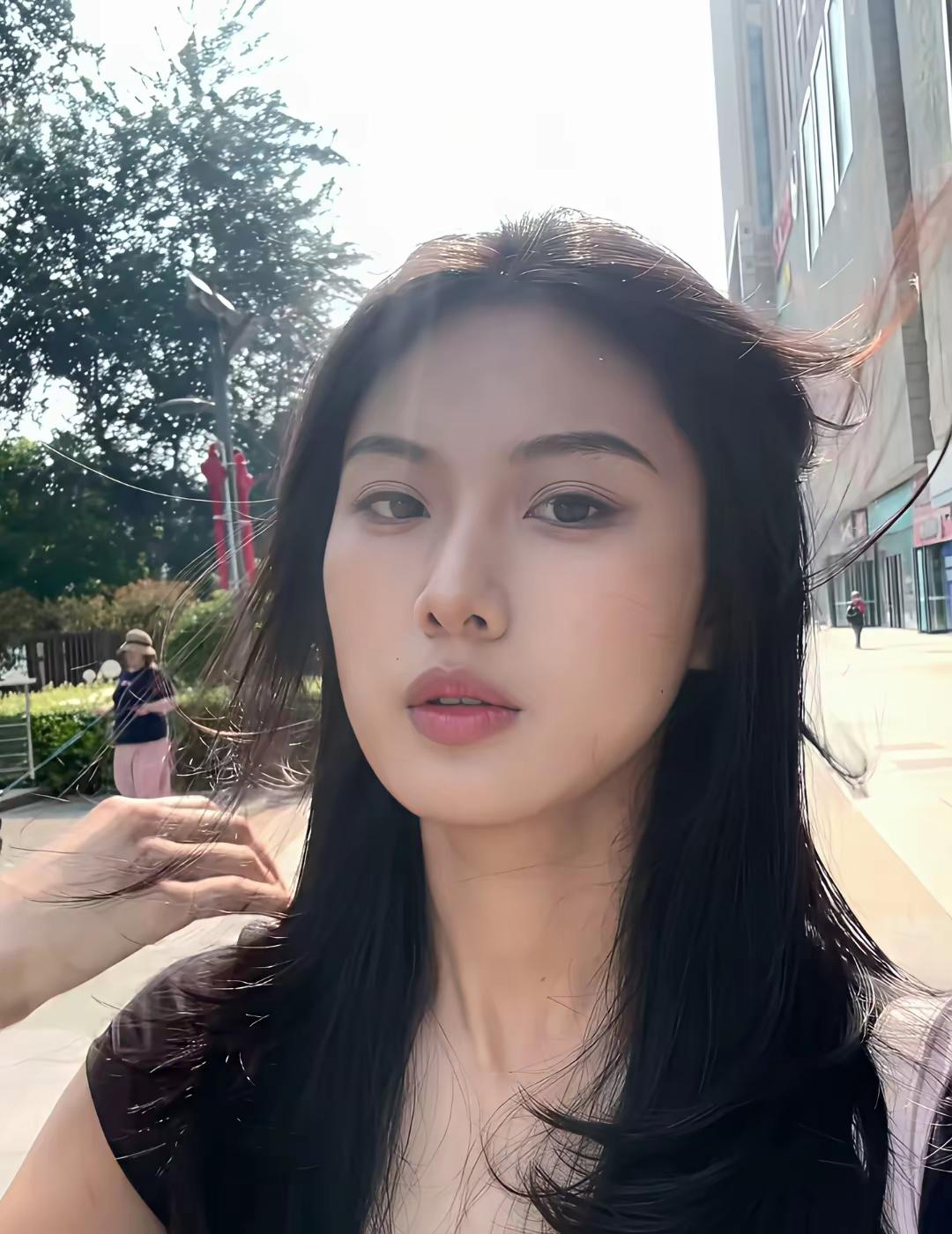 烈日当空，还是少出门。