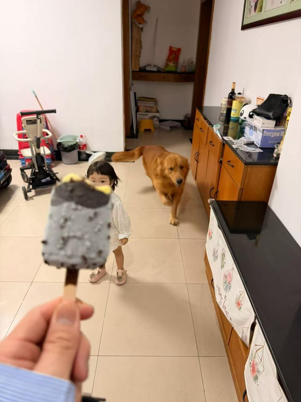 我今年51岁，去年退休就在家帮忙带孙女，每个月退休金才2300块，够不上家里半个