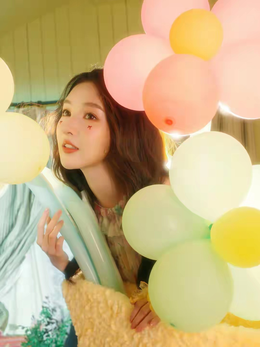 29岁王玉雯生日大片！“印花挂脖纱裙”，慵懒长发氛围感十足绝美