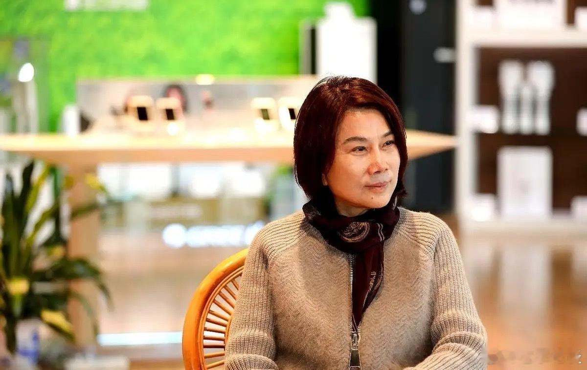 董明珠这次，把话筒递出去了。真的，在股东会上，一个个问题抛过来，她没像以前那样一