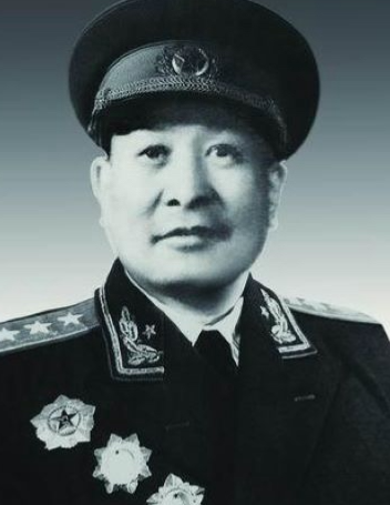 1947年，钟期光去开会，路上被华野6纵1个排长带人打伤，不久，排长被押到钟期光
