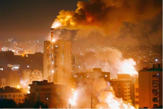 信号极度危险！面对6小时的狂轰滥炸，整个北约指挥部竟然死一般的寂静。很多人以为，