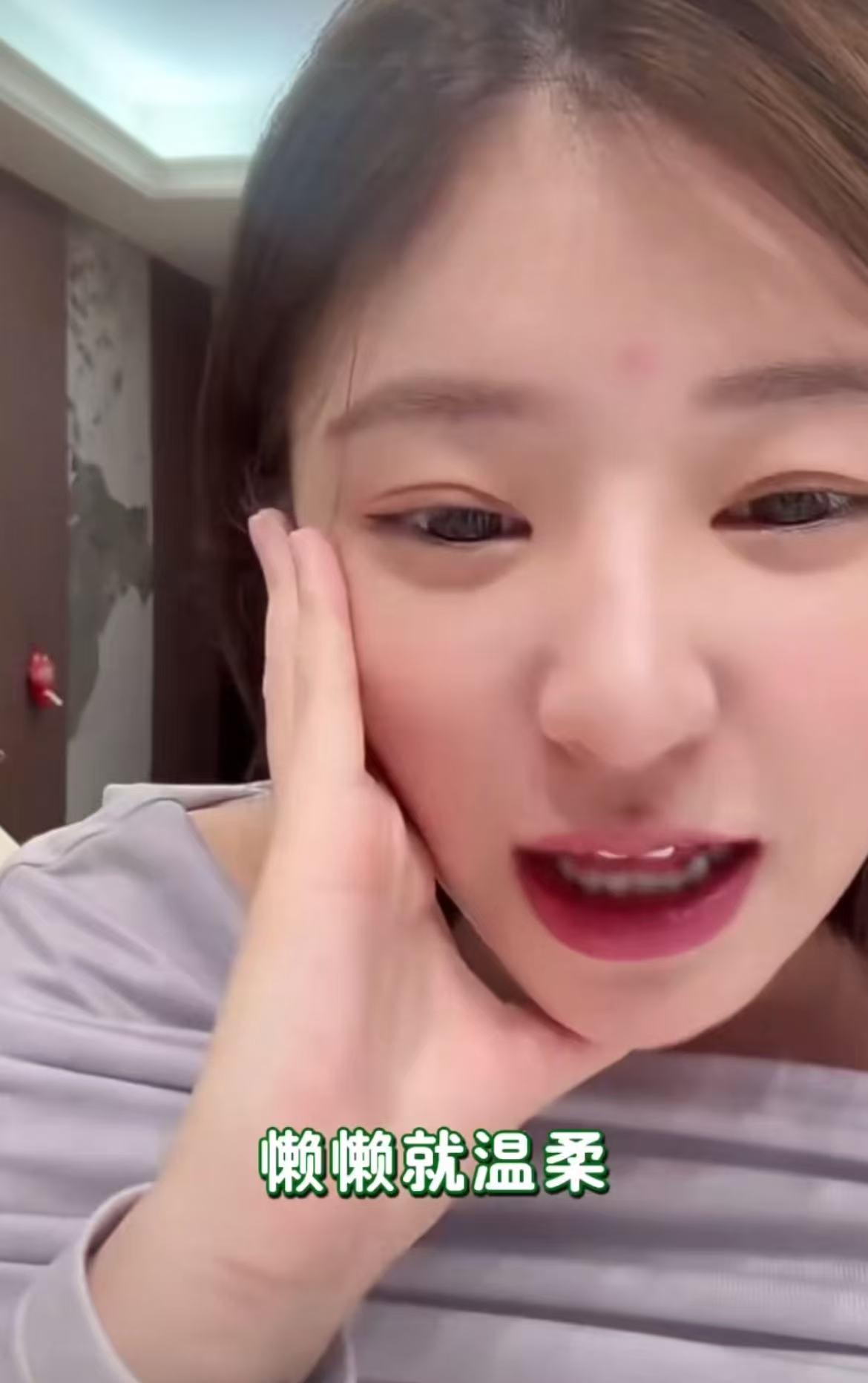 黄一鸣评价思聪现女友懒懒，性格温柔所以能花得到男人的钱。她说自己的性格像男人，