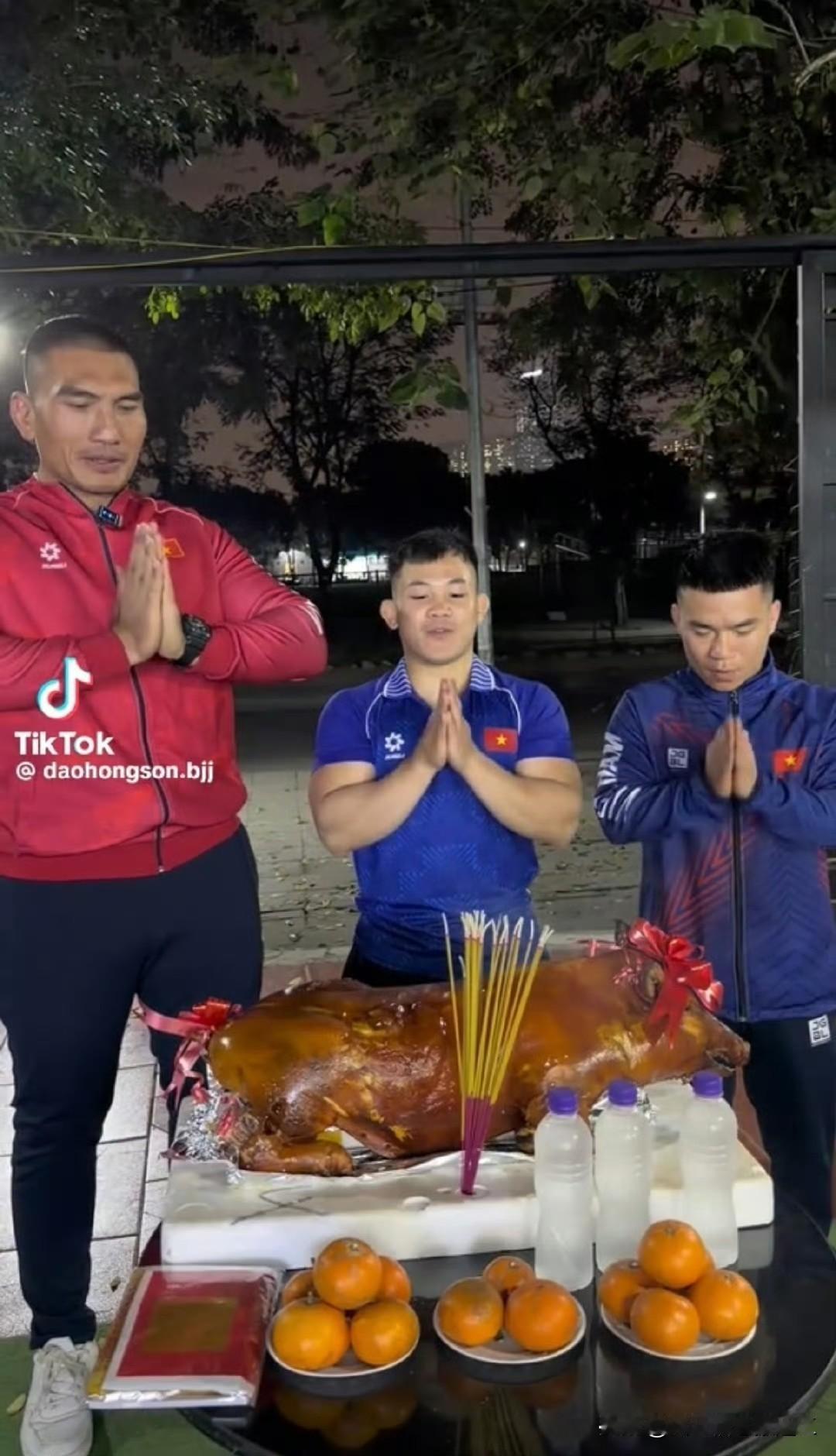 越南媒体分享，看起来越南球迷在比赛前期待值很高！