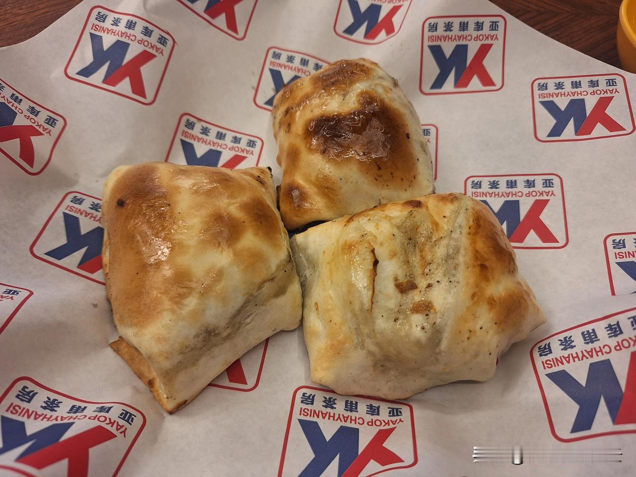 烤包子（维语称“萨木萨”）是新疆维吾尔族传统面食，属地方特色小吃，与薄皮包子并列