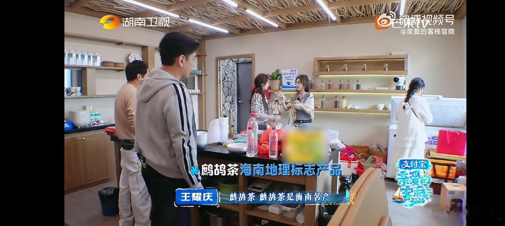吴宣仪我为海南代言亲爱的客栈即兴反应超棒，宣传家乡时自然不刻意，小表情灵动可爱，
