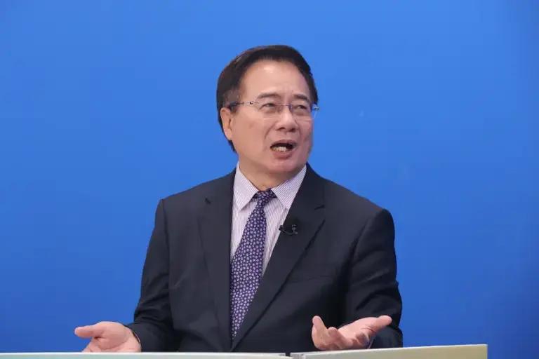 邱毅说蔡正元很讲义气，在被收押期间面对检察官的威逼利诱依然没有供出马英九。他本来