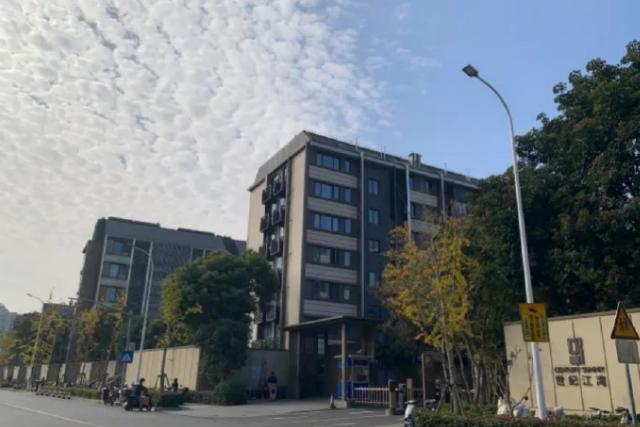 上海杨浦区融信世纪江湾业主为“保卫房价”，将93㎡二手房统一挂牌1460