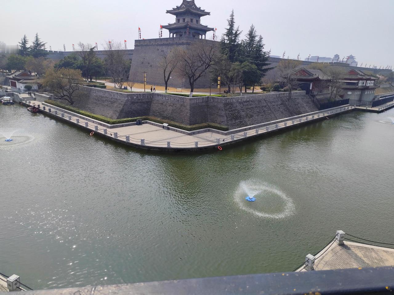 护城河有水与没水的实拍，干涸VS丰盈，对比太强烈了吧！没有水的这一组，河道裸露，