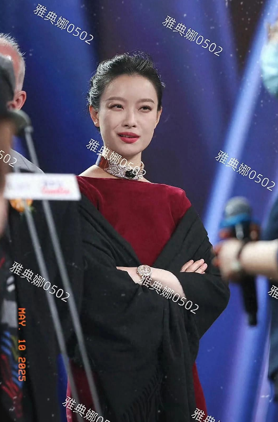 倪妮该做下表情管理了，她很想表现出汤唯那种松弛感但却适得其反