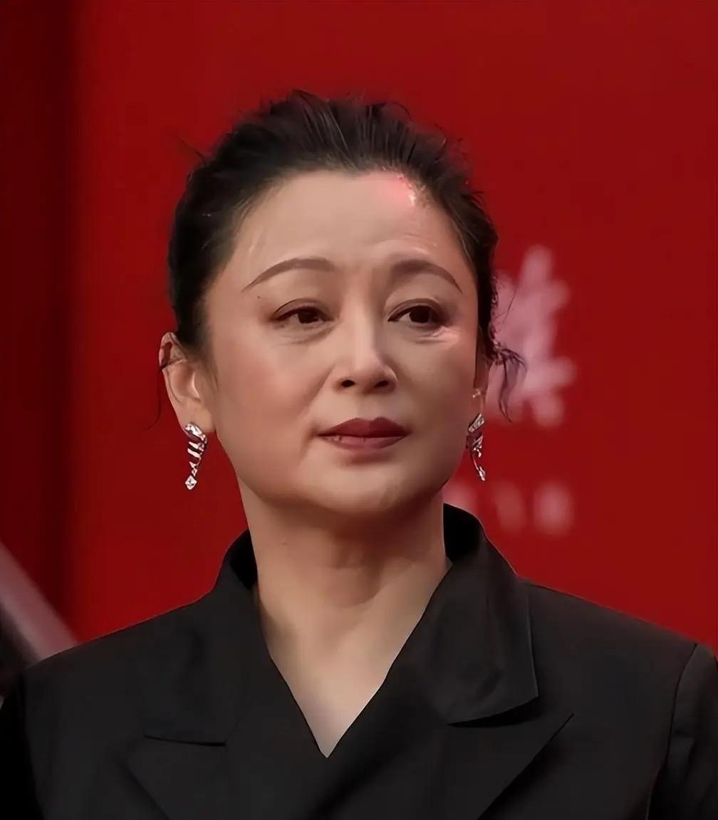 陈红说：我不破坏别人的家庭，他也是单身，我也是单身，爱了就是爱了。陈凯歌说：陈红