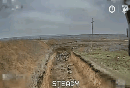 藏在尸体堆的俄兵难逃乌军无人机鹰眼在波克罗夫斯克战线，俄军一支步兵突击队进攻失