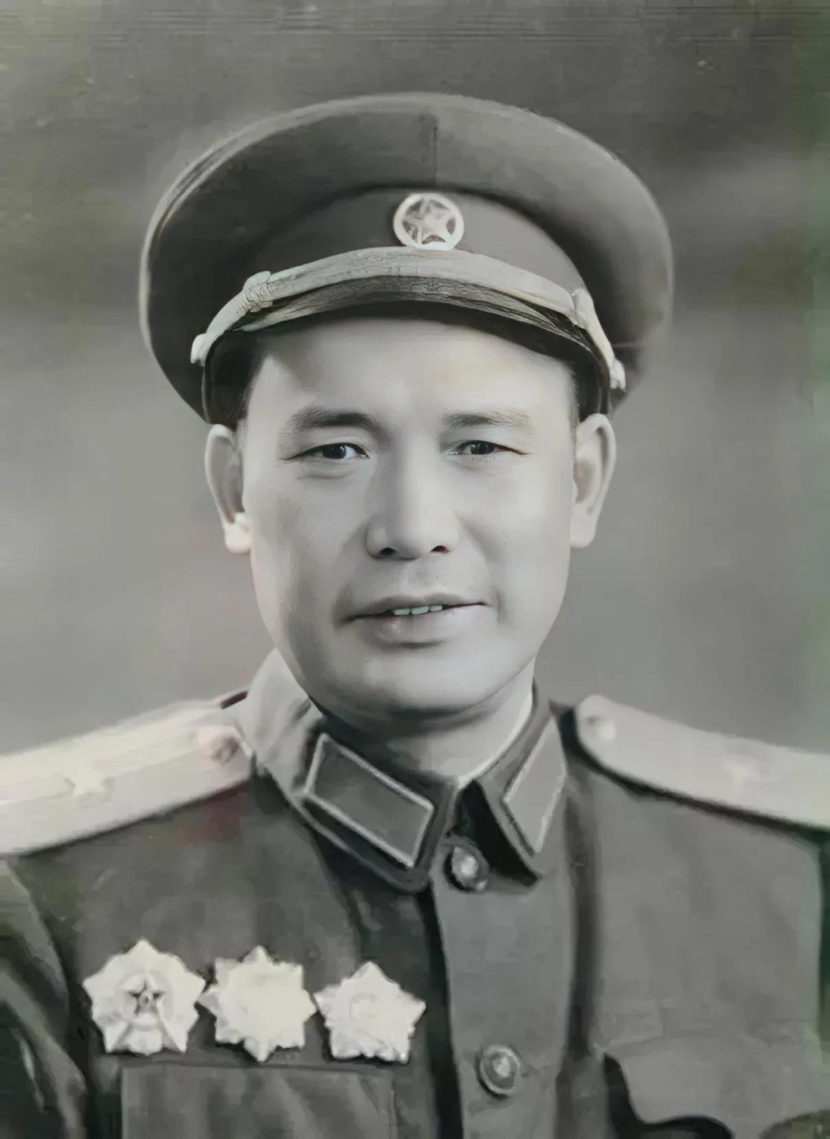 1946年，解放军为投诚的2000土匪设宴接风。席间，匪首脱下大衣，顺手