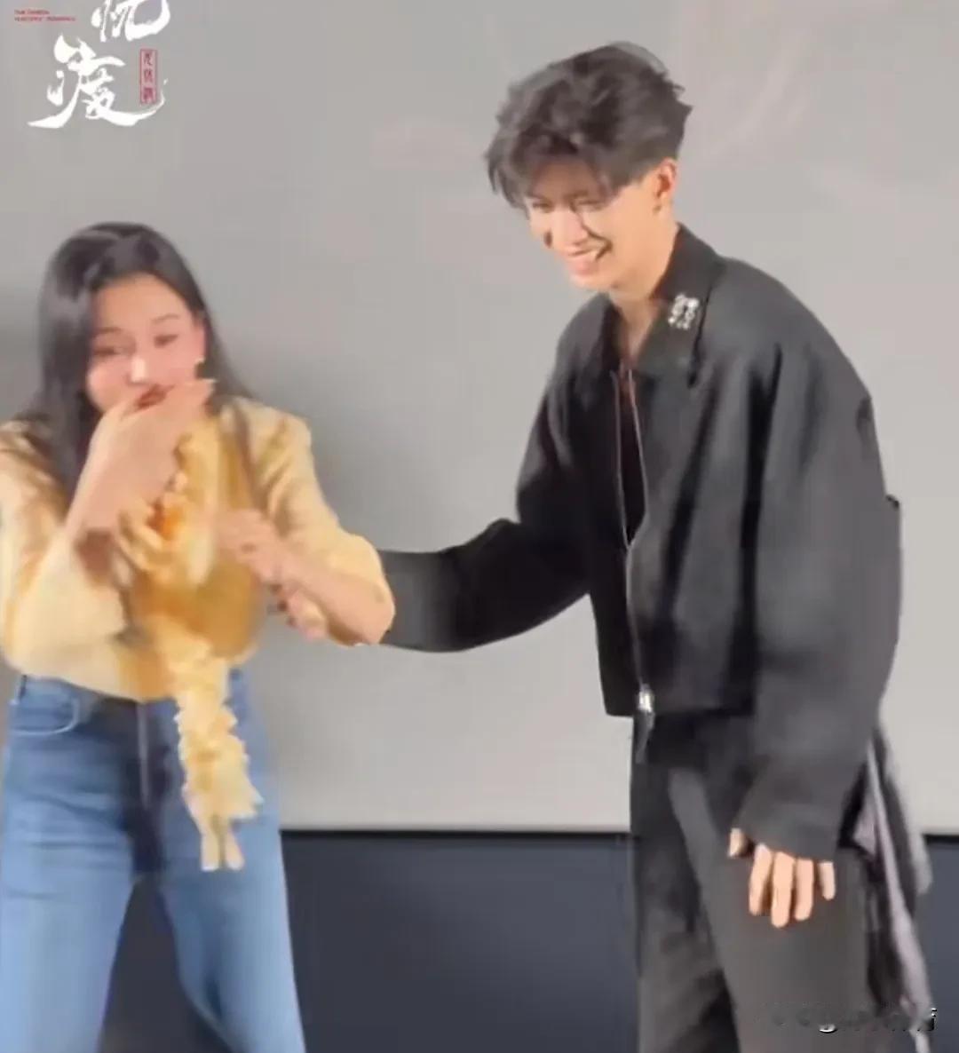 任嘉伦抱宋祖儿外向得让人猝不及防。以前他跟女主保持距离那是出了名的，可这次直接抱