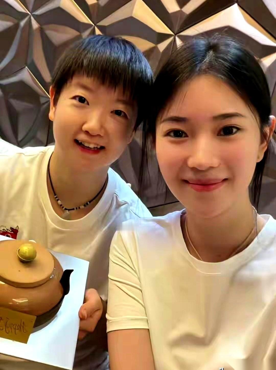 总有人说莎莎不懂打扮，眼里只有乒乓球。废话。人家那叫“战袍”，懂不懂？那是上