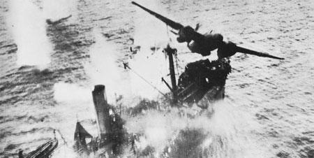 1943年，7900名从中国战场抽调出来的日军老兵，正坐船前往新几内亚，半路遭到