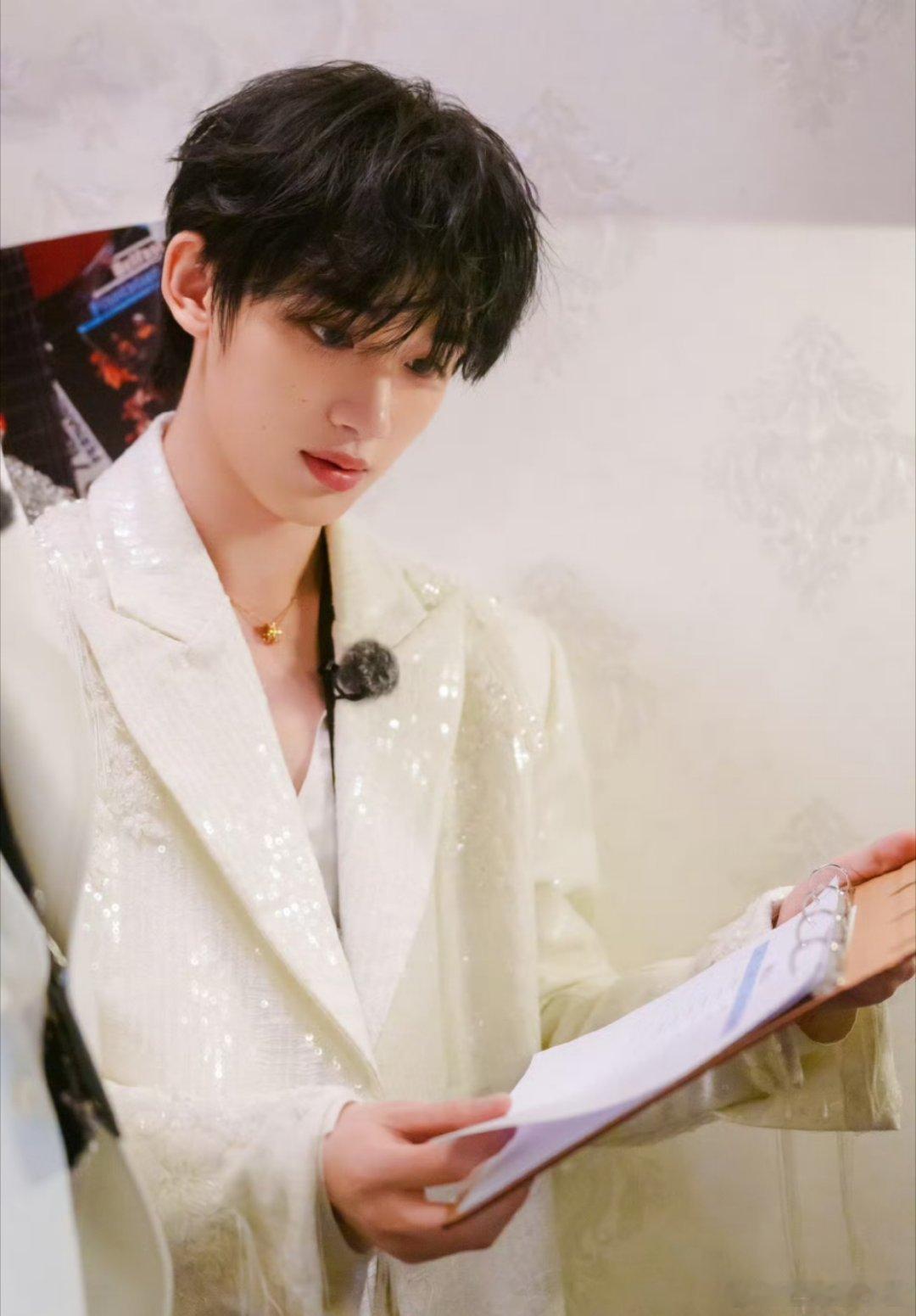丁程鑫不敢想结婚丁程鑫在推理吧婚礼环节一句不敢想也太可爱了！临场局促躲闪超真实，