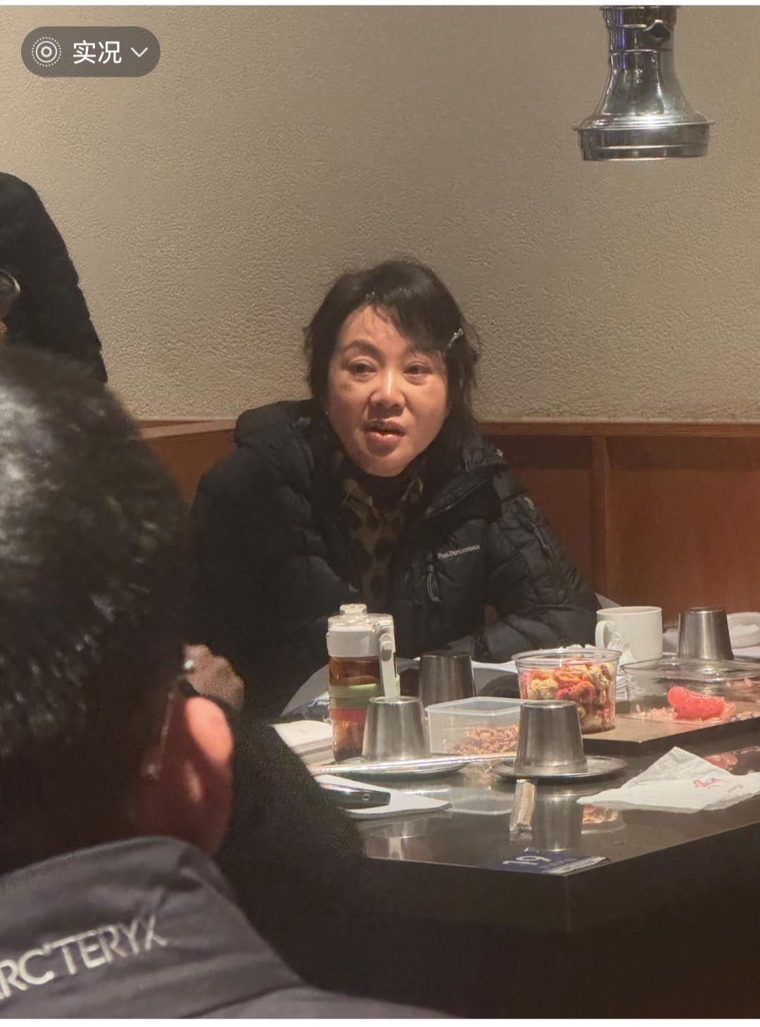 荧屏下的闫妮，看着有大妈感了。