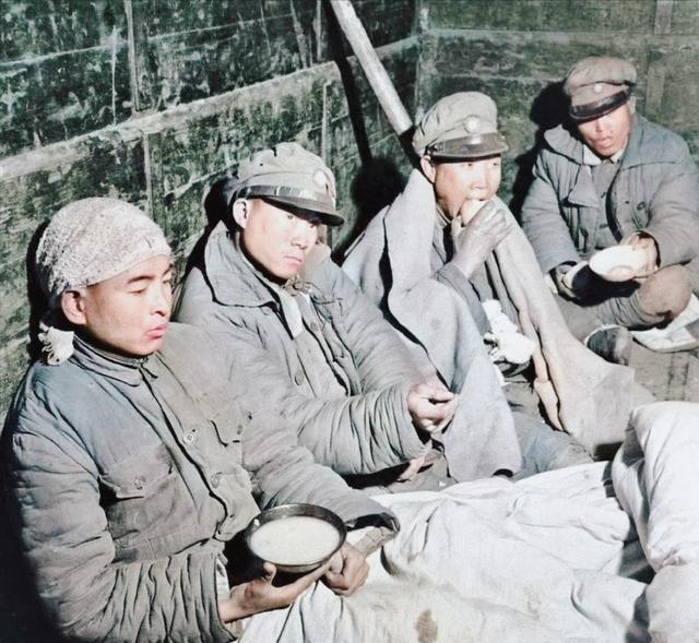 1948年12月，安徽双堆集。国民党一名副班长饿得发慌，摸进解放军阵地讨饭。连吞