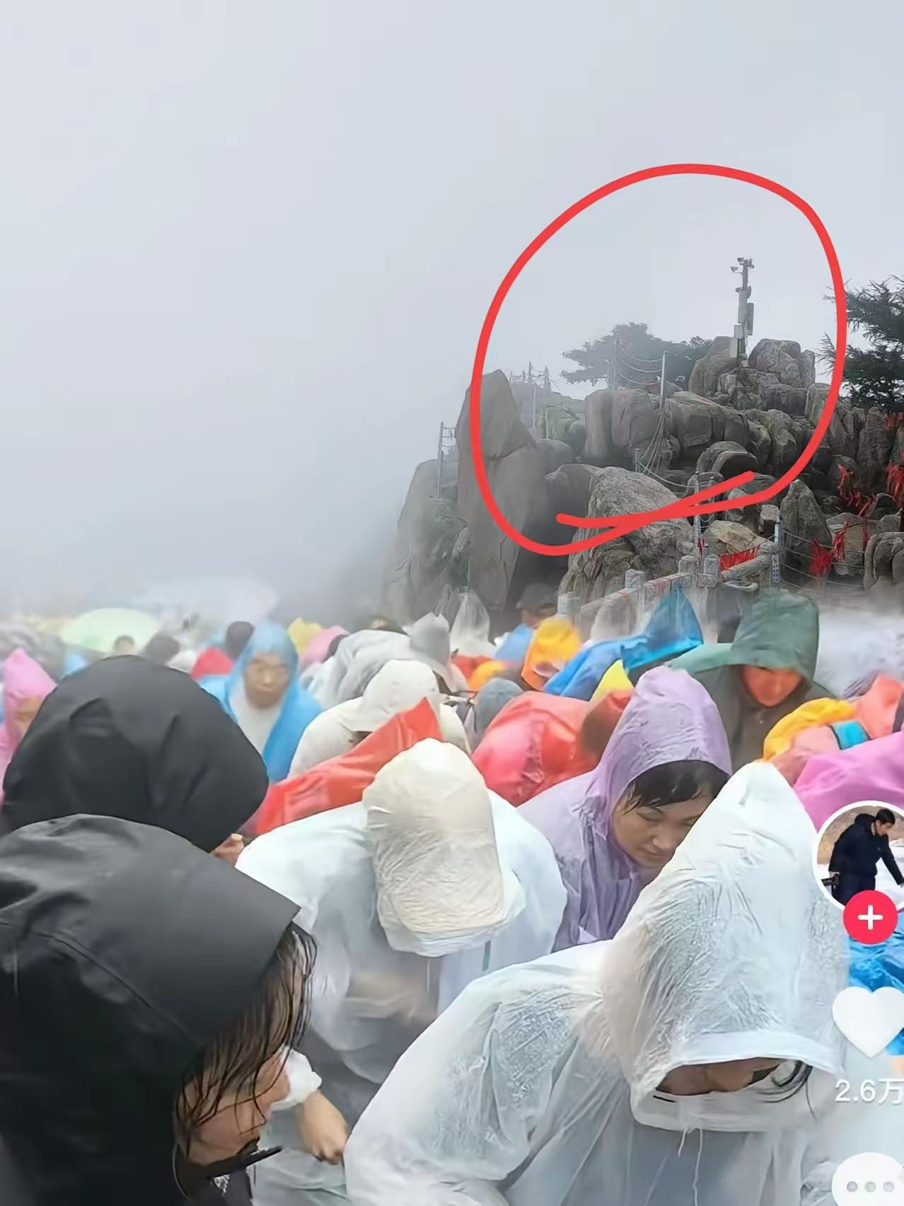 泰山售票员悄悄跟我说了实话，谁都别再冤枉这个一夜赚了五万块的雨衣小贩了泰山