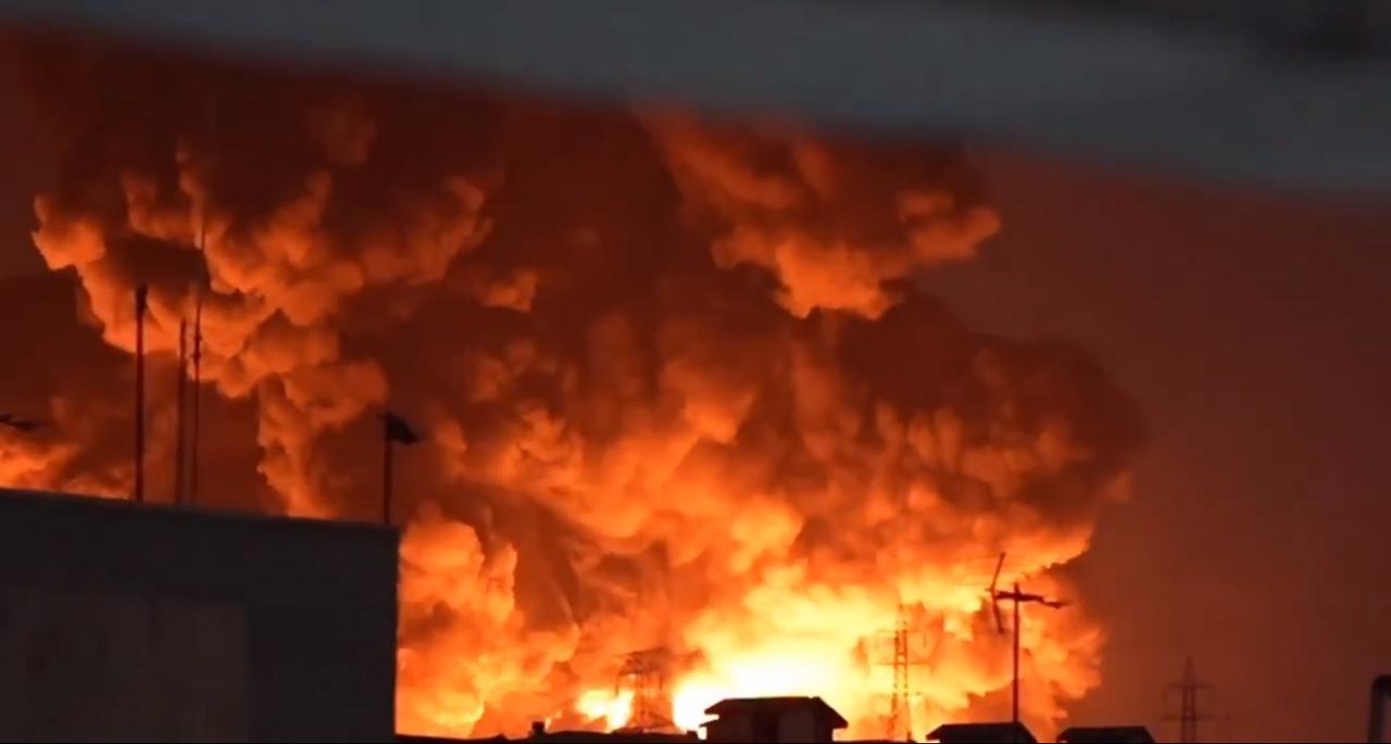 “让9000万伊朗人的存亡时刻！”当地时间3月8日凌晨，伊朗国家炼油与油品分