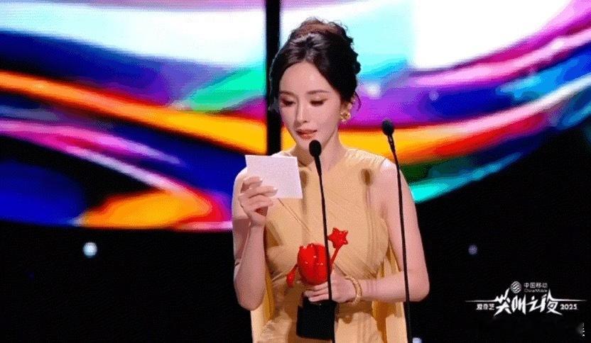 杨幂回复秦海璐在尖叫之夜替秦海璐领奖，发文感谢，杨幂回复：“为俺嫂子打call