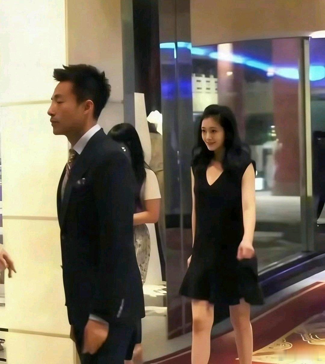 据说这是汪小菲和大S的第一次见面，原来帅哥当年就是这么沦陷的。​
