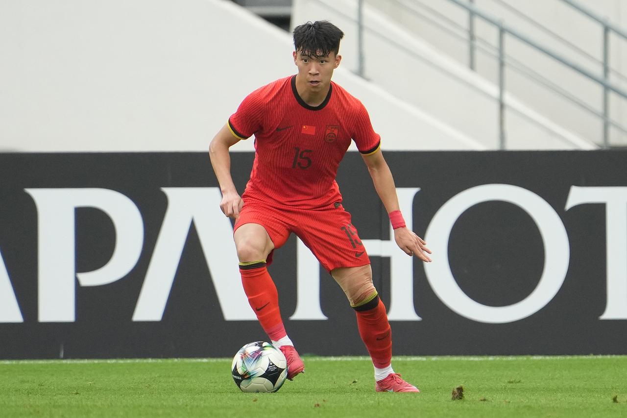 国足U23主要还是三中卫没有一个能出球的，中场又没有能拿住球的，前场又不是中锋类