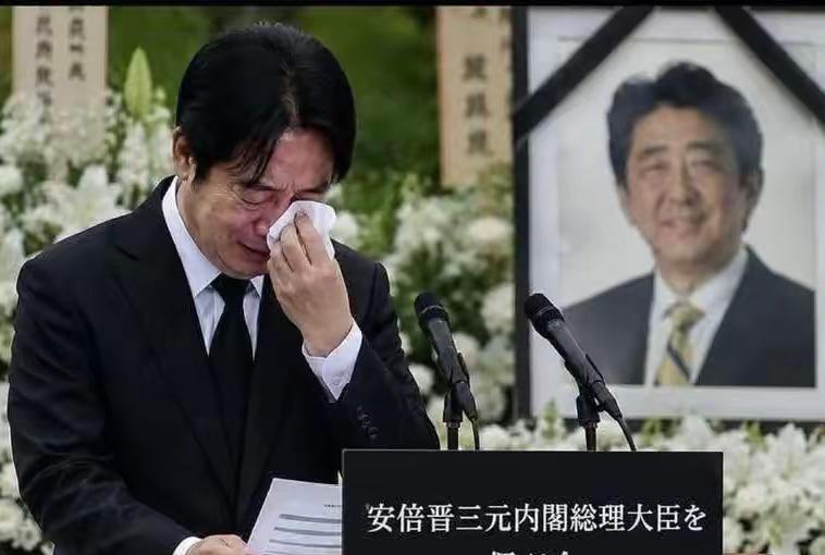 且看赖清德的表演。安倍晋三遇刺，到这天已经整整四年了。本来这事跟咱们中国