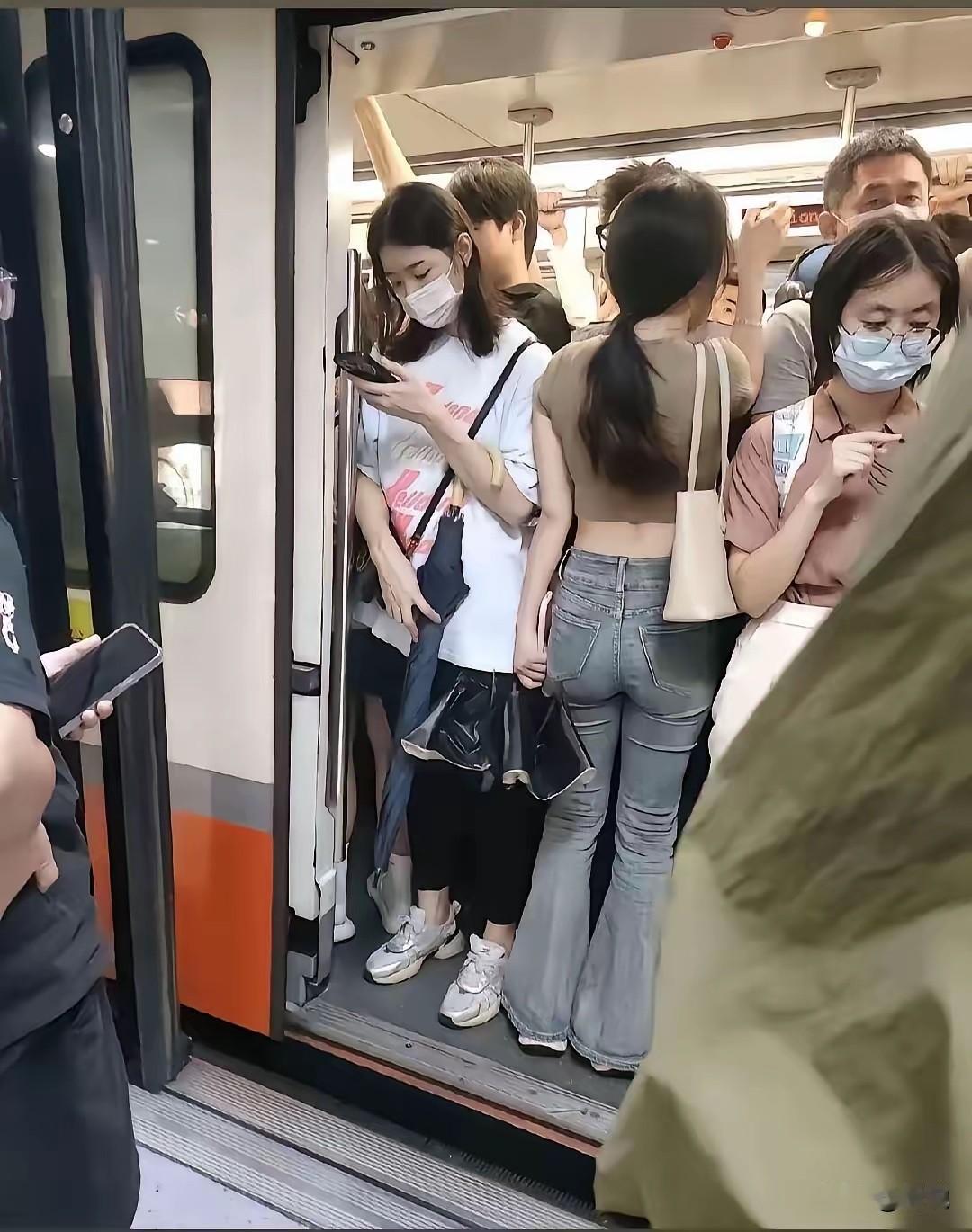 这种情况下，赶时间的，根本没时间思考，挤不上去也要挤