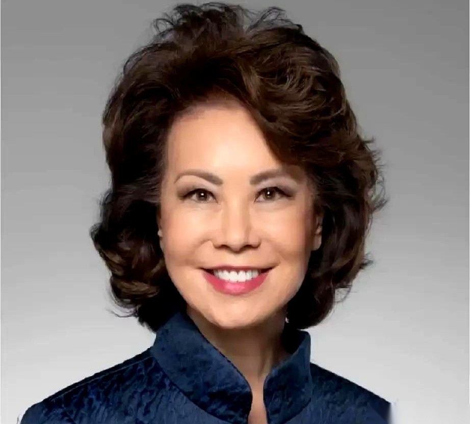 赵小兰两次面对央视记者水均益，对“华人”这个身份的接法，前后完全变了个样。早年她在美国当部长那会儿，
