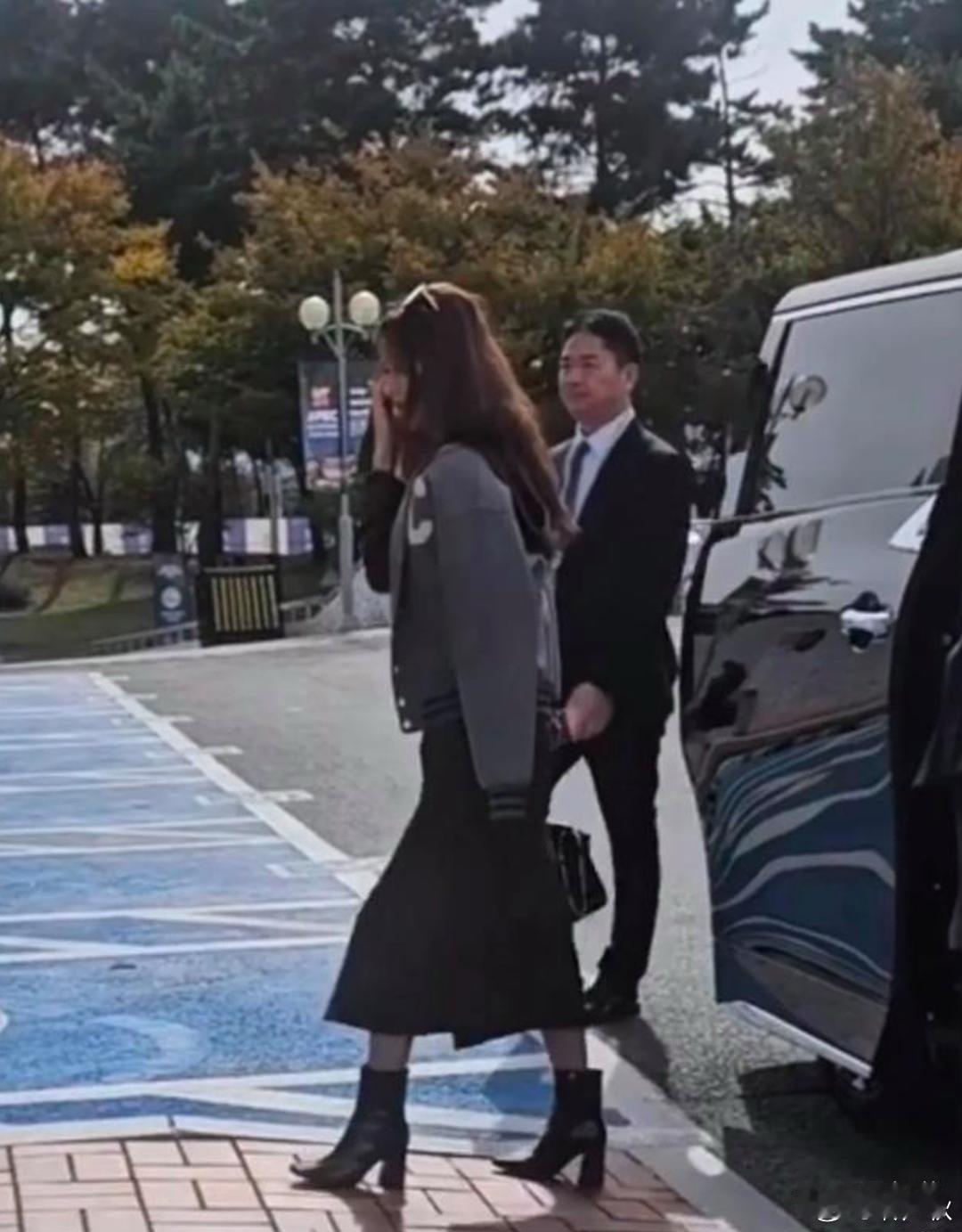 刘⁠强‏东带章泽天去﻿⁠应酬⁠，‎‏‍穿了件4万块的‍香奈儿外套，老刘﻿全程眼神都是宠‍溺‎‎​
