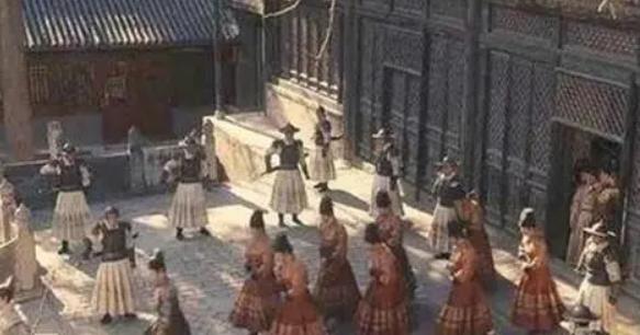 692年，唐朝监狱里，来俊臣拿着盐水鞭，一把挥向62岁的宰相狄仁杰。狄仁杰见状立