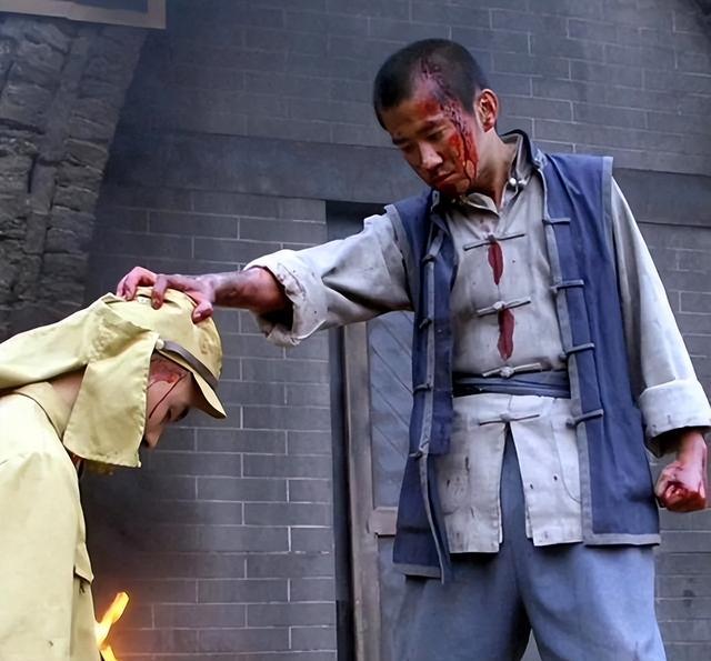 42岁草根演员讨薪三年无果：跑龙套二十年未成家，娱乐圈光鲜下的生存困境在聚