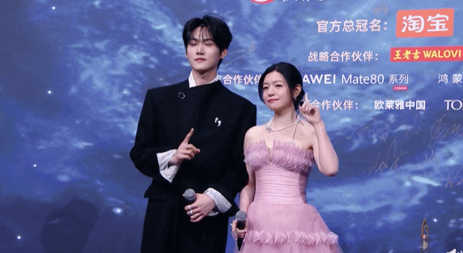 陈妍希周柯宇一起走红毯谁被陈妍希周柯宇的红毯甜到了！妍希笑起来甜度满分，周柯宇在