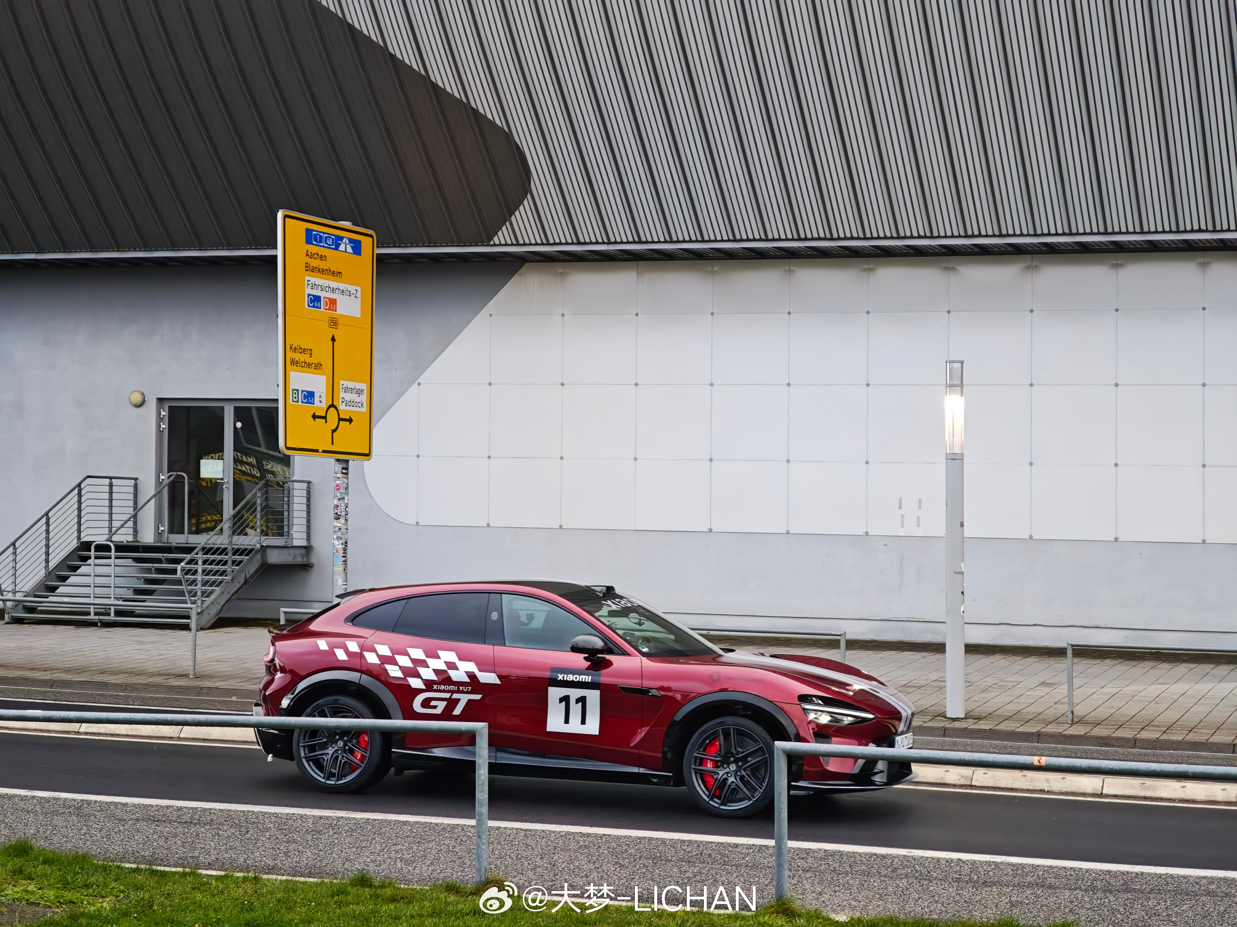 小米YU7GT被拍到在纽北刷圈了！这颜色够夯啊！按照目前节奏来看，小米下一款新车
